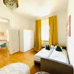 Apstay Center Deluxe ǀ Parking Option ǀ Self Check-in Apartahotel